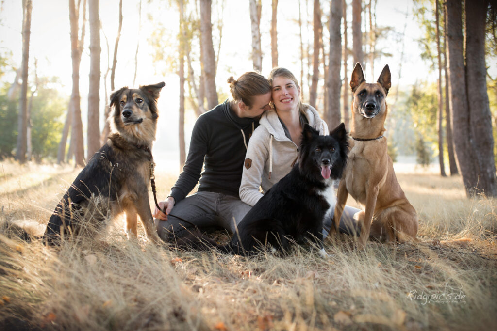 Hundetrainerin Lina und Familie mit drei Hunde und Ehemann